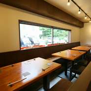 4名様×4テーブル（2テーブル移動可能）