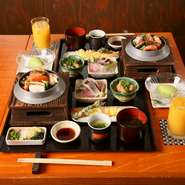 お造り、天婦羅、デザートにソフトドリンクまでついた『【めぐとわ】ランチ御膳』は品数の豊富さが魅力。少しゆったりと過ごしたいランチタイムにぴったりです。セット価格は選ぶ釜めしによって変わります。