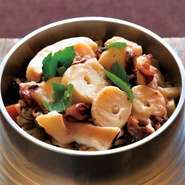 生きた蛸を市場から直送してもらい、すぐに締めて調理しています。
活の蛸を炊く事で、柔らかく美味しい釜めしに仕上がります。