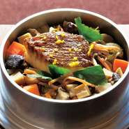 香ばしく炊き上げた鯛釜めしに、卵黄正油をくぐらせたお刺身と一緒に召し上がったり、出汁をかけて召し上がっても美味しく、鯛尽くしでおすすめです。