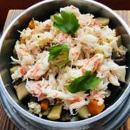 雄武漁協から直接仕入れて毛蟹を贅沢に使用しました。雄武産の毛蟹の美味しさそのものをお楽しみください！、