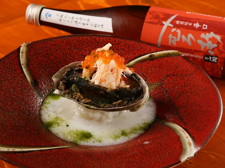 コースの一品『煮あわびと毛がにの養老餡 いくらがけ』