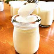 食後にプリンはいかがですか？
フワトロのめぐとわプリンは、ほろ苦いキャラメルで大人のデザートとなっております。
是非ご賞味くださいませ。
お持ち帰りもできます。
※尚、瓶代として別途100円頂きます。