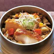 甘辛く炊いたあべどりと旨味を閉じ込めたそぼろは、あっさりとしながらコクがあり、程よい食感に仕上げた、銘柄鶏の釜めしです。