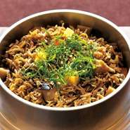 しらすを正油ベースで有馬山椒と炊き、爽やかな風味と香りが格別な釜めしです。
辛子高菜は隠し味程度に入っています。