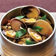 甘辛く炊いたあさりと活あさりの２種類で炊き上げた釜めしです。
あさりの出汁が効いています。