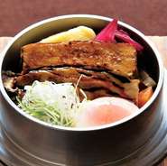 脂があっさりとしたひまわり畑ポークをトロトロになるまで炊きました。
相性の合うマッシュポテト・らっきょの赤ワイン漬け・あさつき・温泉玉子と共にお召し上がりください。