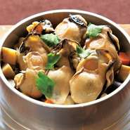 釜めしが炊き上がった時に、丁度プリっとしたカキになるように心がけております。
カキの出汁が効いています。