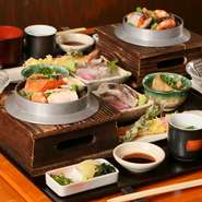 選べる釜めしに、お造り、茶碗蒸し、煮物、大えびの天ぷら、味噌椀、お漬物、デザート、ソフトドリンクのセット。懐石コース並みの贅沢さと品数で、満足感もひとしおです。ご予約とさせて頂きます。

