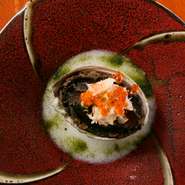 あわびをやわらかく煮上げ、毛がに、いくらをとろろを使った養老餡でまろやかにまとめた『お任せコース』の一品。北海道の贅沢素材は一品料理メニューでも堪能できます。　