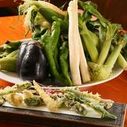 旬の野菜の鮮やかな色と香り、そして苦みや甘味などの味わい。日本料理の匠の技が、素材の魅力をより鮮やかに際立たせている料理の数々を【めぐとわ】では手頃な価格から楽しむことができます。