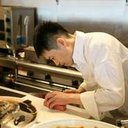 金塚氏は地域の方に喜んでもらえる店づくりに励んでいます。ここにあるのは、おいしい料理で笑顔になれる、幸せな時間。店名の通り"めぐみを、とわに"、届けてくれます。