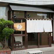 釜めしのメニューは種類豊富でどれも試してみたくなります。ディナータイムは釜めしの炊き上がりまでおばんざいとお酒で一息。記念日などの機会には贅沢な『お任せコース』など、シーンに合わせて活用できます。