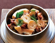 生きた蛸を市場から直送してもらい、すぐに締めて調理しています。
活の蛸を炊く事で、柔らかく美味しい釜めしに仕上がります。