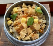 干し貝柱を一旦戻して旨味のでた出汁を再度貝柱に戻す様に煮詰めて旨味を閉じ込めます。釜めしで炊く時に貝柱の出汁がお米全体に広がります。