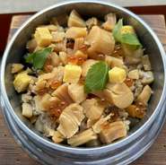 干し貝柱を一旦戻して旨味のでた出汁を再度貝柱に戻す様に煮詰めて旨味を閉じ込めます。釜めしで炊く時に貝柱の出汁がお米全体に広がります。