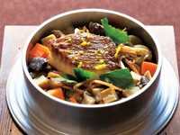 香ばしく炊き上げた鯛釜めしに、卵黄正油をくぐらせたお刺身と一緒に召し上がったり、出汁をかけて召し上がっても美味しく、鯛尽くしでおすすめです。（テイクアウトはお刺身は付きません。）