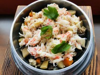 雄武漁協から直接仕入れて毛蟹を贅沢に使用しました。雄武産の毛蟹の美味しさそのものをお楽しみください！、