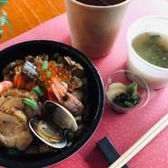 お持ち帰り用の釜めしの容器を、保温性の高いものに変更しました。
またお茶漬けの出汁もお持ち帰り出来るようになりました。