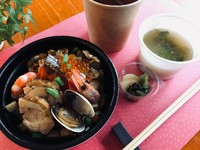 お持ち帰り用の釜めしの容器を、保温性の高いものに変更しました。
またお茶漬けの出汁もお持ち帰り出来るようになりました。