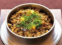 しらすを正油ベースで有馬山椒と炊き、爽やかな風味と香りが格別な釜めしです。
辛子高菜は隠し味程度に入っています。