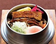 脂があっさりとした上富良野ポークをトロトロになるまで炊きました。
相性の合うマッシュポテト・らっきょの赤ワイン漬け・あさつき・温泉玉子と共にお召し上がりください。