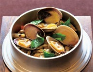 甘辛く炊いたあさりと活あさりの２種類で炊き上げた釜めしです。
あさりの出汁が効いています。