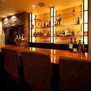 お客様の年齢層が高く、落ち着いた大人のお店。オープンから22年目を迎える老舗のワインバー。お料理のメニューも豊富でお1人様での食事も可能です（ご予約をお勧めしております）