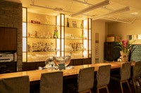 一番人気のカウンター席はゆったりとお食事もできる造り。おひとりのお客様も多数いらっしゃいます（ご予約をおすすめしております）