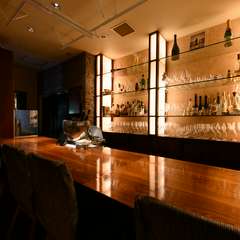 カウンターでのひとときを楽しみに訪れるゲストも多数