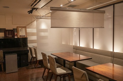 お隣のお客様との間にスクリーンを入れられます