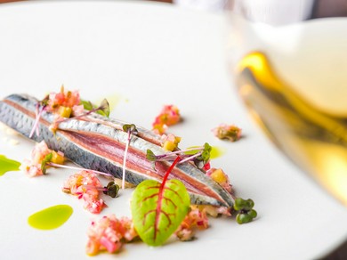 料理を引き立てるワインは、フランス産を中心に