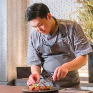日々食材と真摯に向き合い、食材が持つ魅力を引き出す料理を生み出す松田シェフ。一品一品、ワインとの相性も考えて調理されています。繊細な味わいとワインのマリアージュで、幸せなひとときを過ごして。

