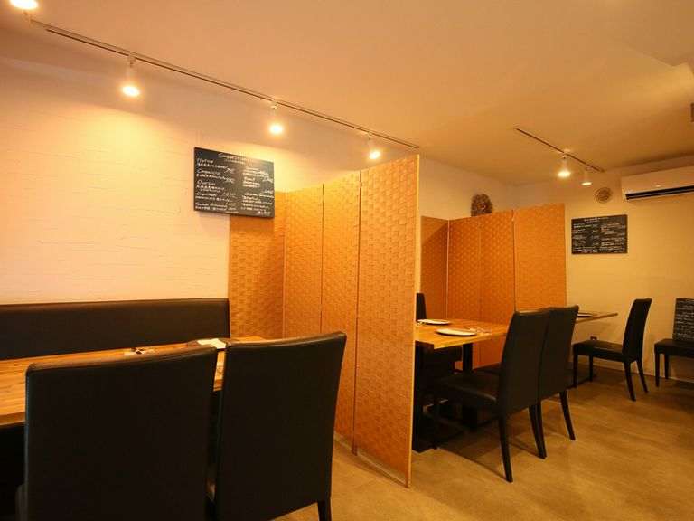 衝立で仕切られ、個室感覚でゆっくり食事が楽しめる席もあります
