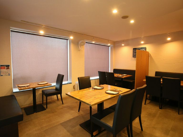 座席は、密にならないゆったりした配置