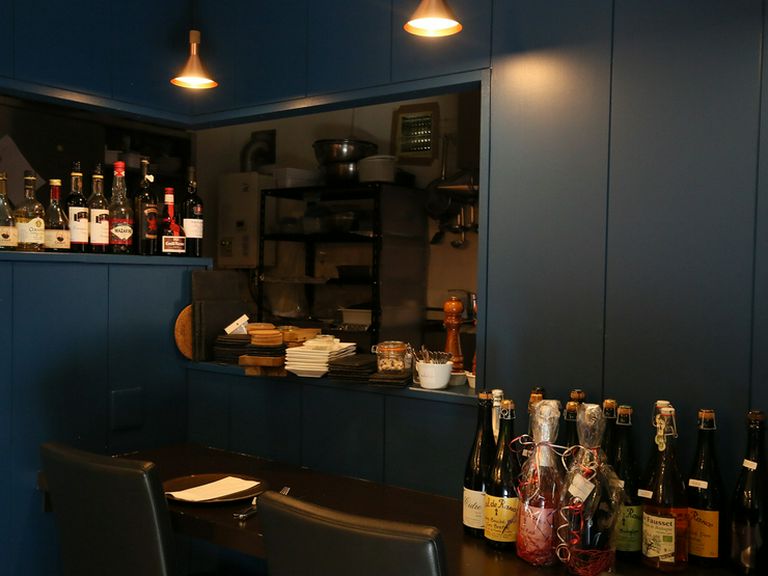 ワインは自然派、オーガニックのものを中心に約60種の品揃え