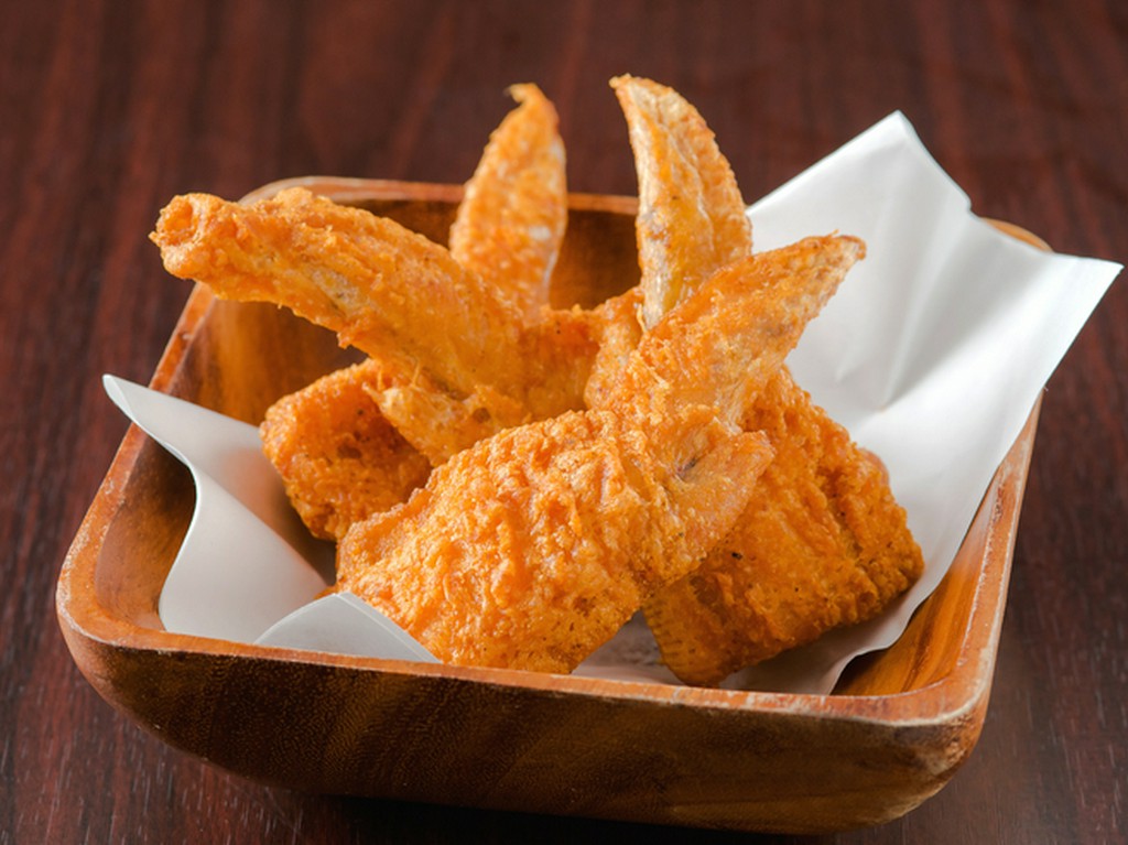 冷えたビールと相性抜群。手が汚れず食べやすい『骨なし手羽先の唐揚げ』