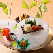 寒冷地ならではのおいしい魚介や広大な大地に育まれた野菜など、北海道ならではの食材と同時に、京都を中心に取り寄せた厳選食材を使った料理が味わえます。北海道にいながらにして、本場京都の味を楽しんで。