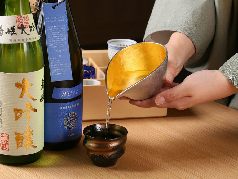 料理に合わせ、利き酒師が厳選した日本酒を堪能できる