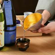 フロアには利酒師がスタンバイしており、日本酒の選び方などに困った際にはアドバイスも可能。京都で腕を磨いた料理長による料理に合わせた日本酒のペアリングセットも月替りで提案しています。