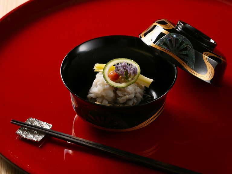 旬を盛込んだ贅沢な一品『椀盛り』