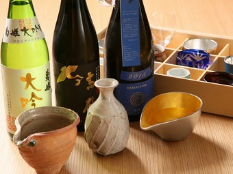 京都の作家ものを中心に集めた酒器は、選ぶ楽しみも