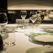 整然と並べられ洗練された印象のテーブルウェアは全てフランス製で統一。1800年代創業の老舗メーカー『ベルナルド』の食器や『クリストフル』のカトラリーは、料理を一層引き立たせ、特別な時間と空間を演出します。