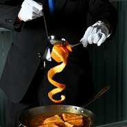 ゲストの目の前で料理やデザートを仕上げる「ゲリドンサービス」がお店の大きな魅力。事前に問い合わせ・リクエストすればいつでも対応してくれます。特に丸一羽の鳩肉や鴨肉を捌くパフォーマンスは圧巻です。