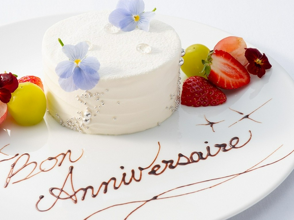 パティシエ特製のケーキやスタッフによる歌で記憶に残る記念日に