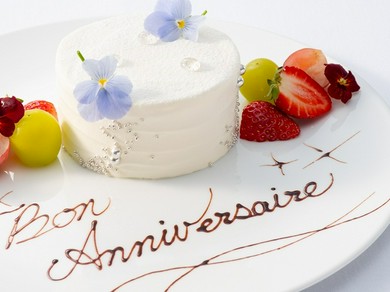 パティシエ特製のケーキやスタッフによる歌で記憶に残る記念日に