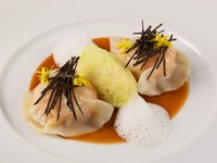 大ぶりのしま海老とレモンのムースを手打ちの生地で包んだラビオリ。海老のジュに焦がしバターの泡を添えて。
*前菜料理一例です。通年でご用意しているものではございませんので、予めご了承ください。