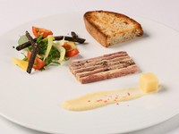 吉野のスペシャリテのひとつで、牛タンとフォアグラを重ね合わせた一品。アクセントにりんごのジュレとソースを添えて。
*前菜料理一例です。通年でご用意しているものではございませんので、予めご了承ください。