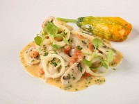 八角を蒸し煮にした料理。魚の煮汁に白ワイン、エシャロット、トマト、ハーブ、バターを加えたソースでデュグレレ風に。
*魚料理一例です。通年でご用意しているものではございませんので、予めご了承ください。