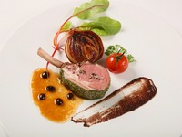 羊肉が身近な北海道の食文化をリスペクトして生まれた一品。タプナードソースには、コーヒー豆の風味を添えて。
*メイン料理一例です。通年でご用意しているものではございませんので、予めご了承ください。